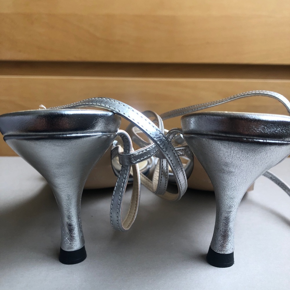 Metallic t-strap sandals. - Picture 4 of 8
